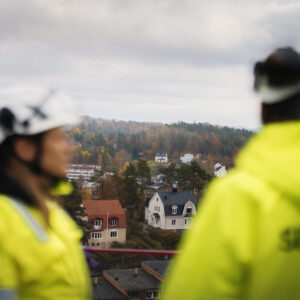 Serneke drar i handbromsen – varslar 100 om uppsägning