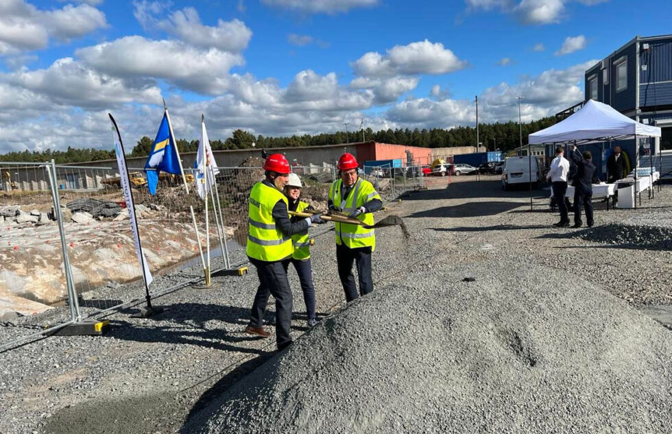 Hela uppgången av byggstarter kan härledas till offentligt byggande. Arkivbild på första spadtaget vid Österåkeranstaltens utbyggnad.