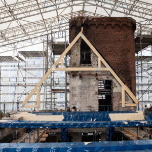 Bygger tinnar och torn efter slottsbrand