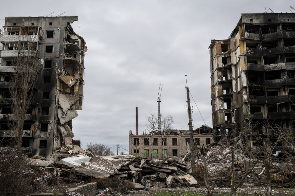 Flerbostadshus i staden Borodyanka som bombades av ryssarna för ett år sedan.