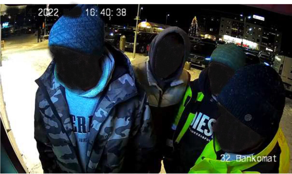 Stillbild från övervakningsfilm som visar tre personer som tar ut pengar.