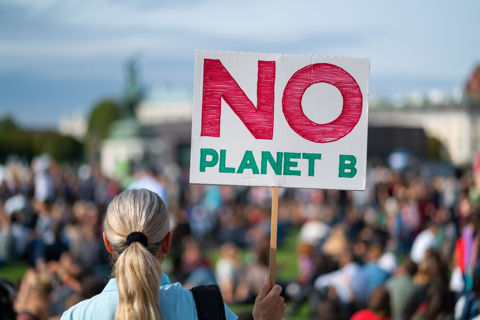 Demonstration för klimatet. Kvinna håller upp skylt med texten "No planet B"