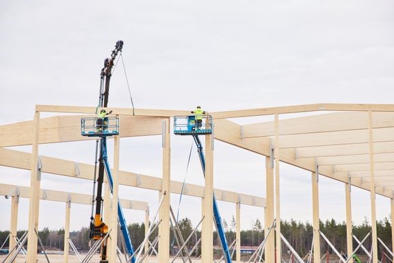 Elgiganten väljer limträ från Moelven när en av Nordens största lager- och logistikanläggning ska byggas i Jönköping. Logistikfastighetsföretaget Catena uppför anläggningen med Bra Bygg som huvudentreprenör. Foto: Jonas Ingman