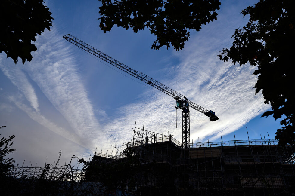 byggkran mot mörk himmel