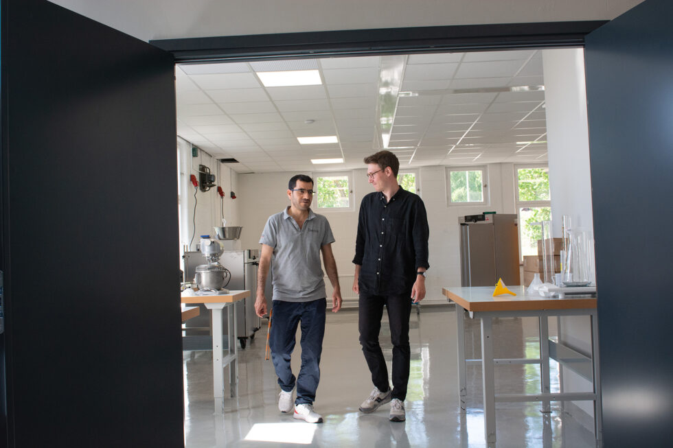 Masaab Mohamad, laboratorieföreståndare, och Oskar Linderoth, produktutvecklare, visar det nya labbet i Danderyd. Förutom själva labb-lokalerna på 500 kvadrat finns också 200 kvadrat- och kontorsytor.