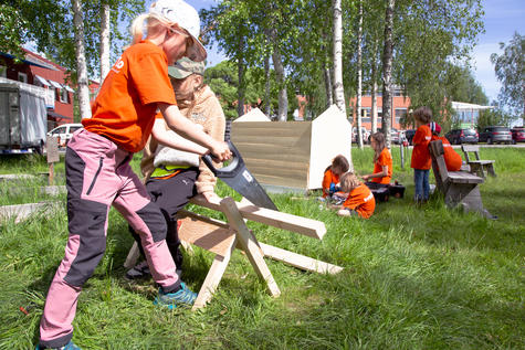 På Byggkollot i Luleå vid Teknikens Hus får barnen lära sig att bygga kojor.