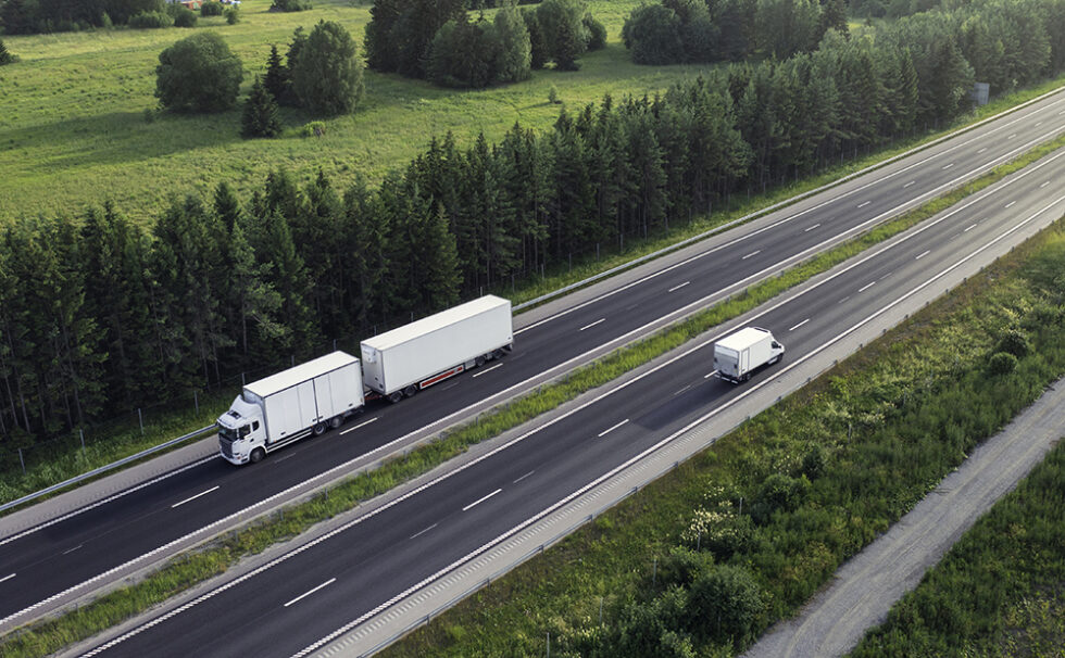 Lastbil på motorväg