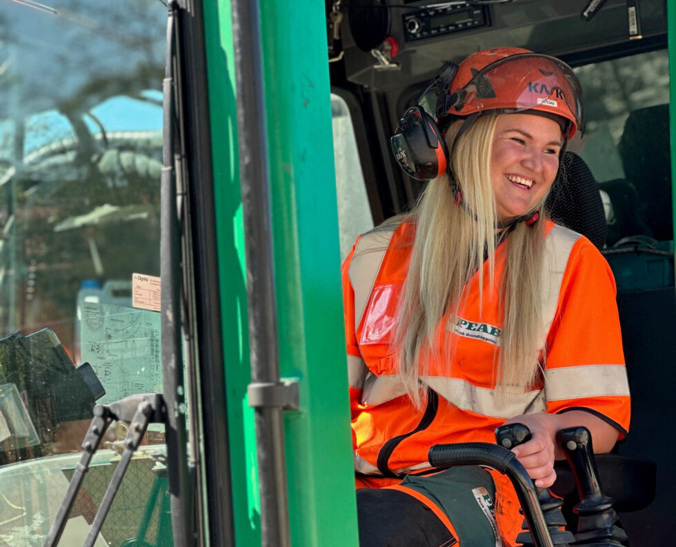 Josefin Malmberg är klar med sin lärlingsperiod och ansvarar nu för en egen pålkran. Foto: Peab