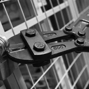 Fem häktade för inbrott på byggen