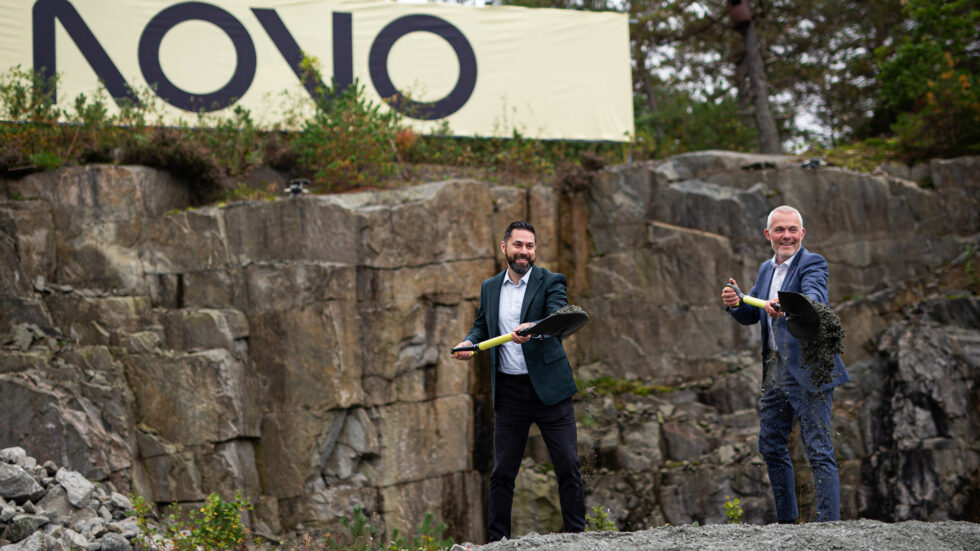 Novo Energys vd Adrian Clarke och Jonas Attenius (s), kommunstyrelsens ordförande i Göteborg, tar det första spadtaget för den stora batterifabriken i Torslanda. Fullt utbyggd blir gigafabriken en av de största i Europa. Foto: Novo Energy