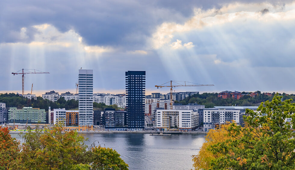 Byggkranar över Årstsaviken, Stockholm.