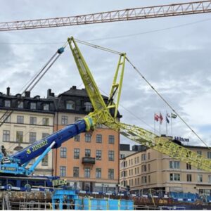 Specialbyggd megakran lyfter stålbalkar vid Slussen