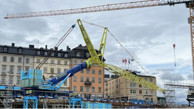 Specialbyggd megakran lyfter stålbalkar vid Slussen