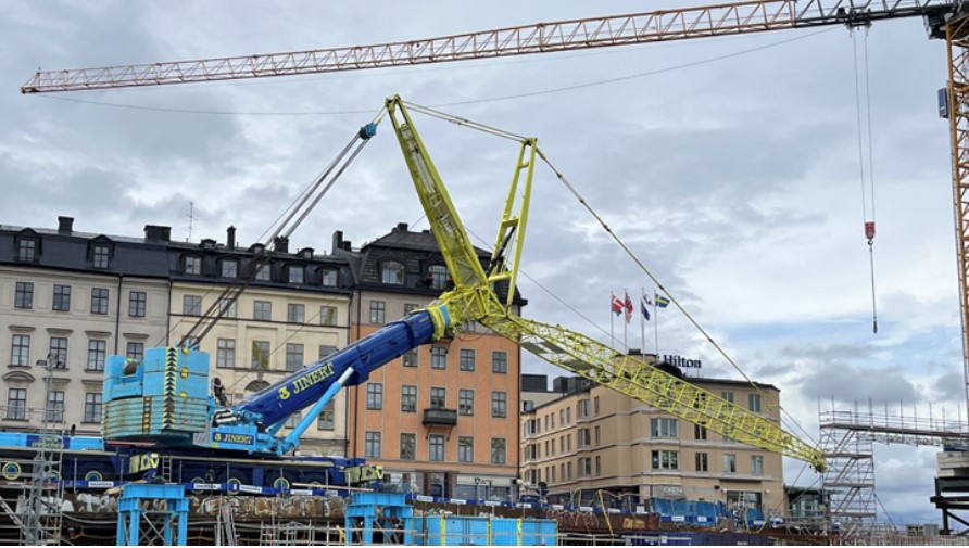 Den specialbyggda megakranen väger 110 ton. Foto: Skanska