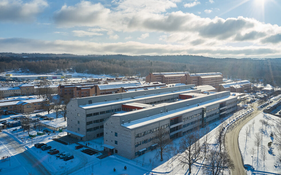 Länssjukhuset i Ryhov. Byggnaderna längst fram i bild har NCC tidigare byggt åt regionen, och de bruna bakomliggande husen ska nu renoveras. Foto: Joakim Kröger, NCC