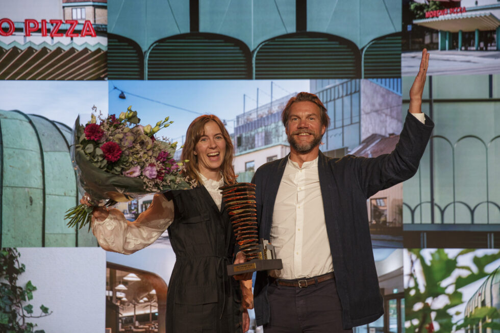 Arkitekterna Klara Jutéus och Rickard Stark representerade OKIDOKI under prisutdelningen.