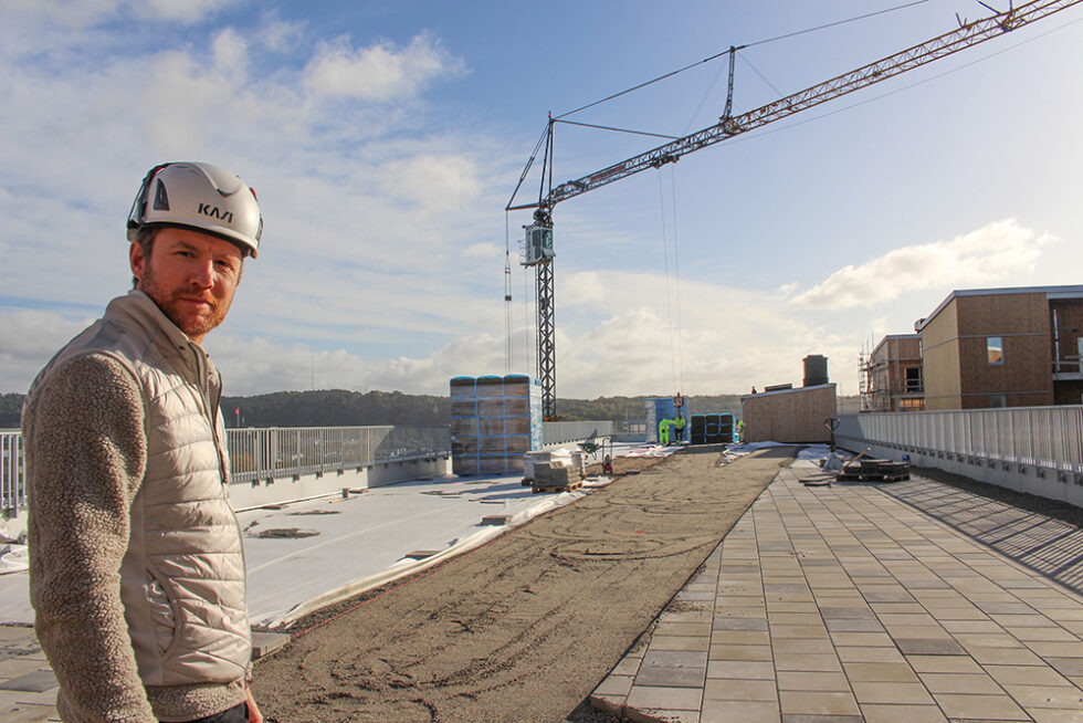 Carl Gabrielsson, affärsområdeschef på Hökerum Bygg, inspekterar det som så småningom ska bli en löparbana på takterrassen.