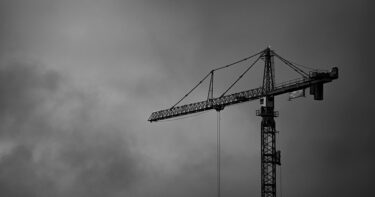 byggkran mot mörk himmel