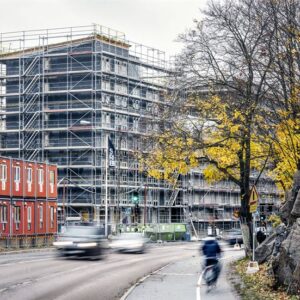 Serneke omorganiserar och varslar 80