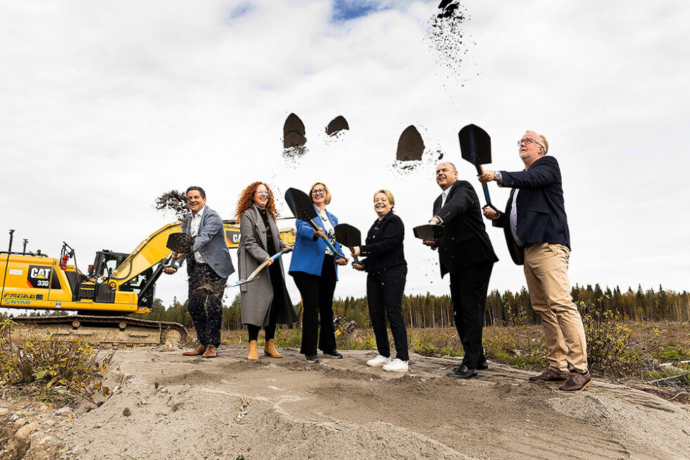 Martin Phillips, Europachef och global COO Talga, Melissa Roberts, finanschef Talga, Carina Sammeli, kommunalråd i Luleå, Lotta Finstorp, landshövding, Region Norrbotten, Mark Thompson, grundare och koncernchef Talga och Johan Pehrson (L), arbetsmarknads- och integrationsminister. tog det första spadtaget för Talgas fabrik i Luleå.