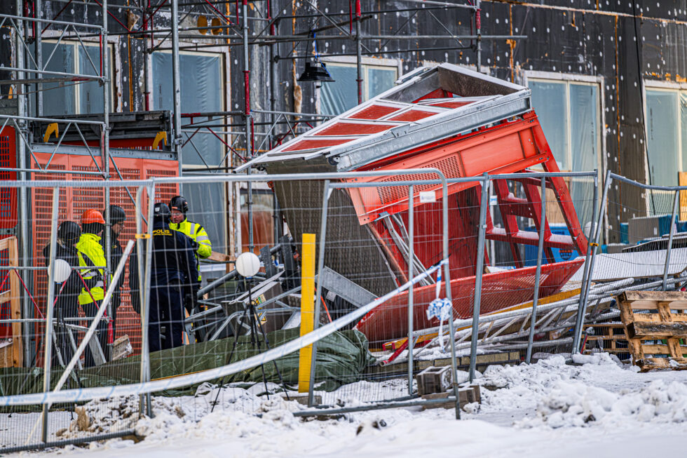 Polisens kriminaltekniker vid olycksplatsen i Ursvik i Sundbyberg där fem män omkom i en hissolycka. Foto: Magnus Lejhall / TT