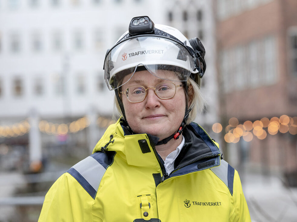 Camilla Magnusson, Trafikverkets projektchef E4 Förbifart Stockholm, i varseljacka och bygghjälm.