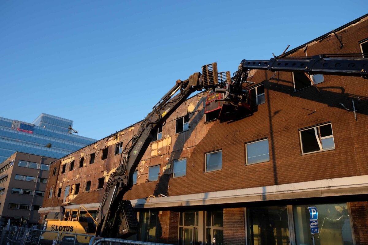Skanska Fastigheter river nu en byggnad vid Gullbergsvass, delar av materialet ska användas till det nya kontorshuset som ska byggas på platsen. Foto: Henrik Ekberg