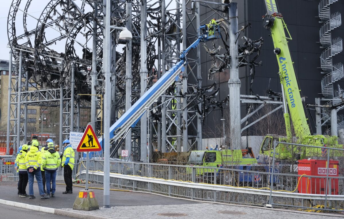 NCC har nu påbörjat sanerings- och rivningsarbetet av de skadade delarna på Oceana. Foto: Henrik Ekberg