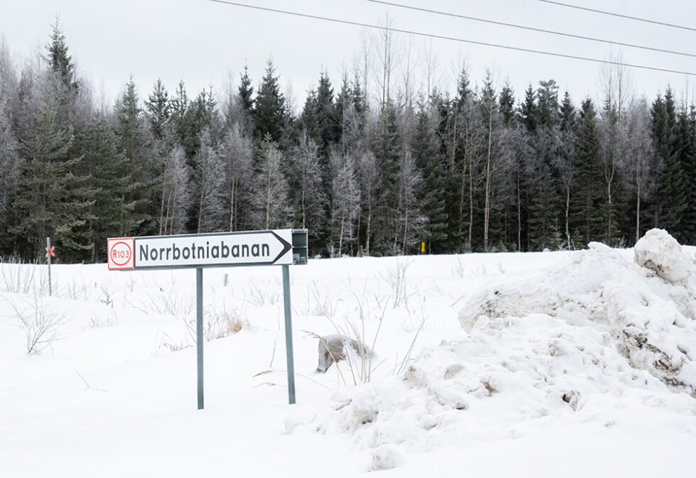 Vägskylt med texten Norrbotniabanan