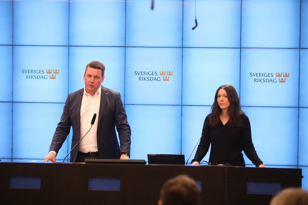Tobias Baudin och Teresa Carvalho på pressträffen i riksdagen i förra veckan. Foto: Socialdemokraterna