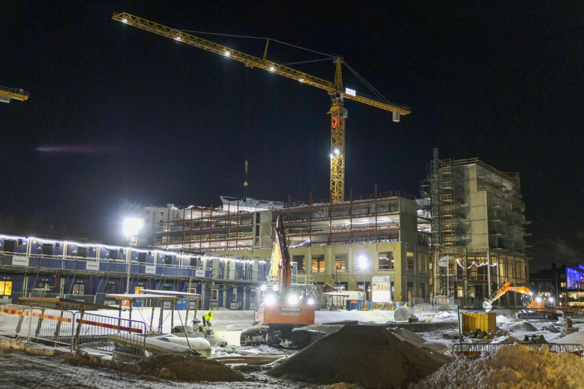 Byggarbetsplatsen vid nya Backaplan, fotad nattetid.
