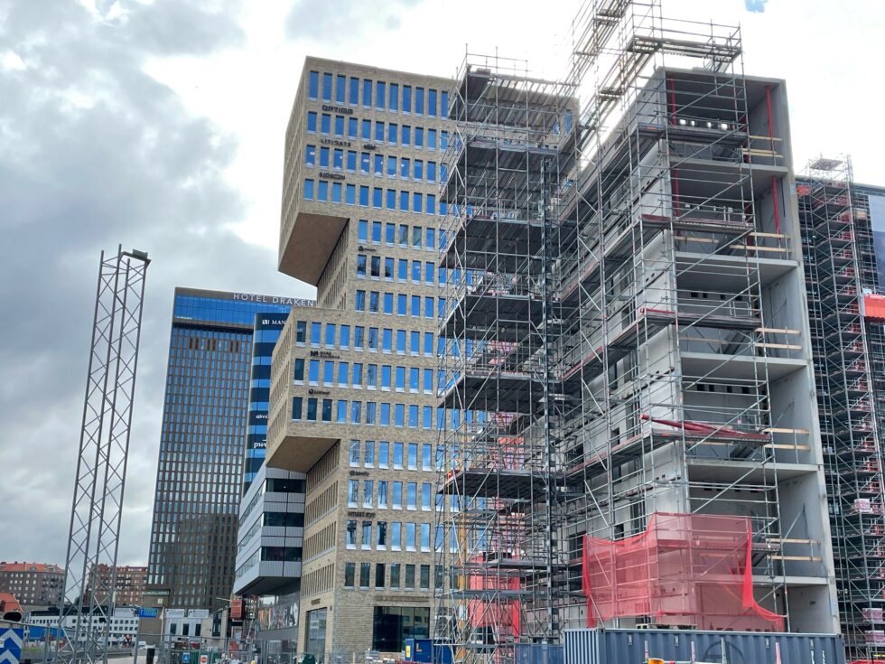 Fotot visar det pågående bygget av kontorsbyggnaden Habitat 7 vid Masthuggskajen i Göteborg.