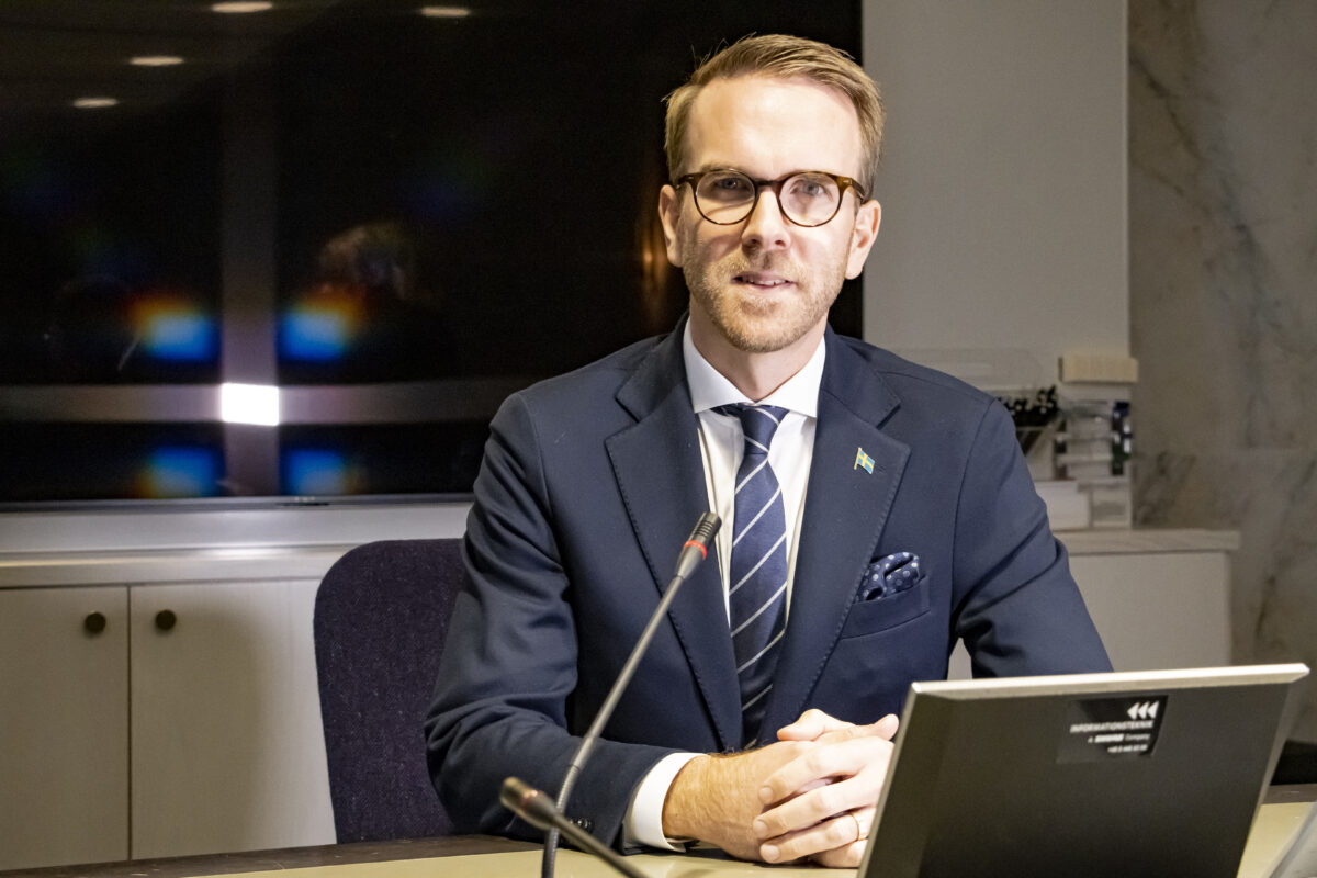 Bostadsminister Andreas Carlson presenterar uppdragen till Boverket och Konkurrensverket, bland annat att underlätta ombyggnation