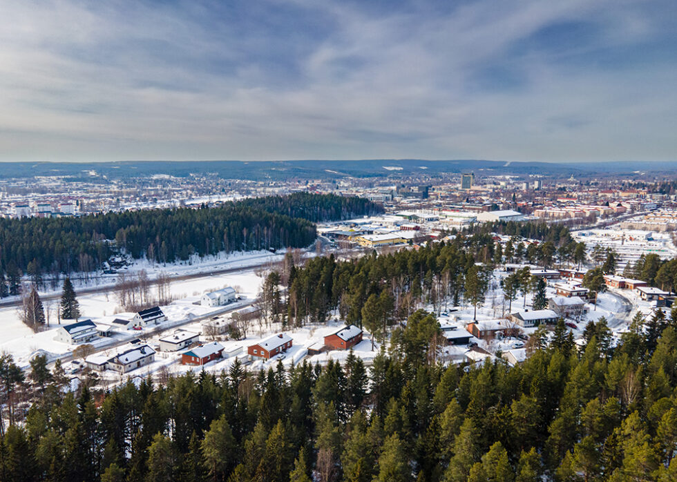 Flygbild/drönarbild som visar Skellefteå i vintertid.