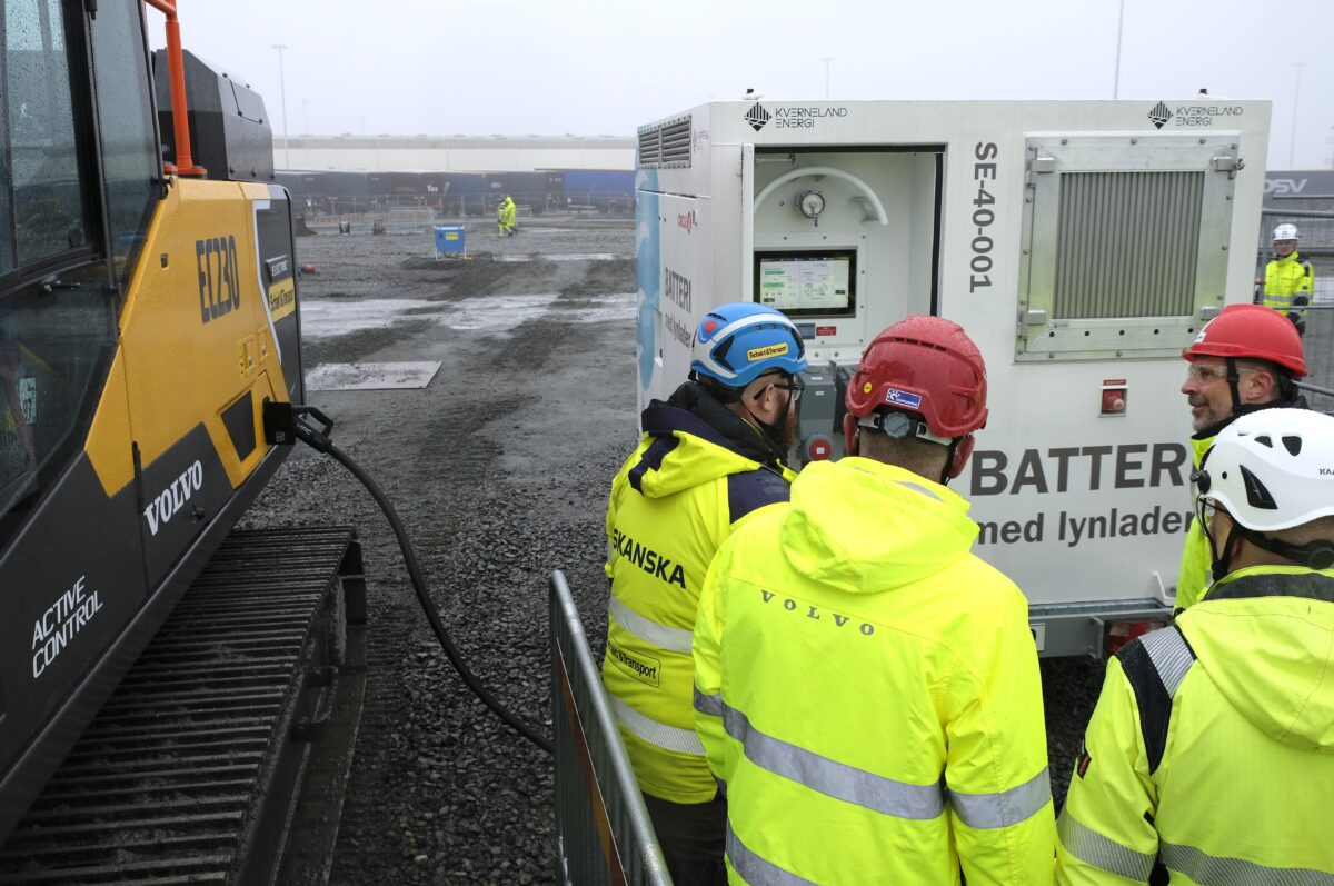 Skanskas bandgrävare laddas med fossilfri el vid projektet vid Göteborgs Hamn. Foto: Henrik Ekberg