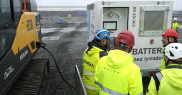 Skanskas bandgrävare laddas med fossilfri el vid projektet vid Göteborgs Hamn. Foto: Henrik Ekberg