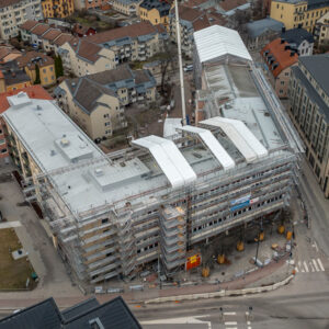 Integrerat fallskydd lyfter renoveringen av Linköpings kommunhus