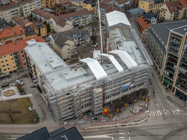 Integrerat fallskydd lyfter renoveringen av Linköpings kommunhus
