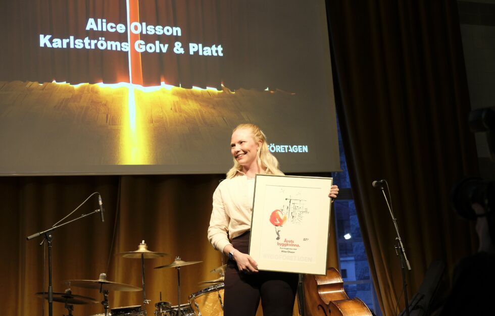 Alice Olsson, plattsättare på Karlströms golv på Gotland, är Årets Byggkvinna 2024. Foto: Henrik Ekberg