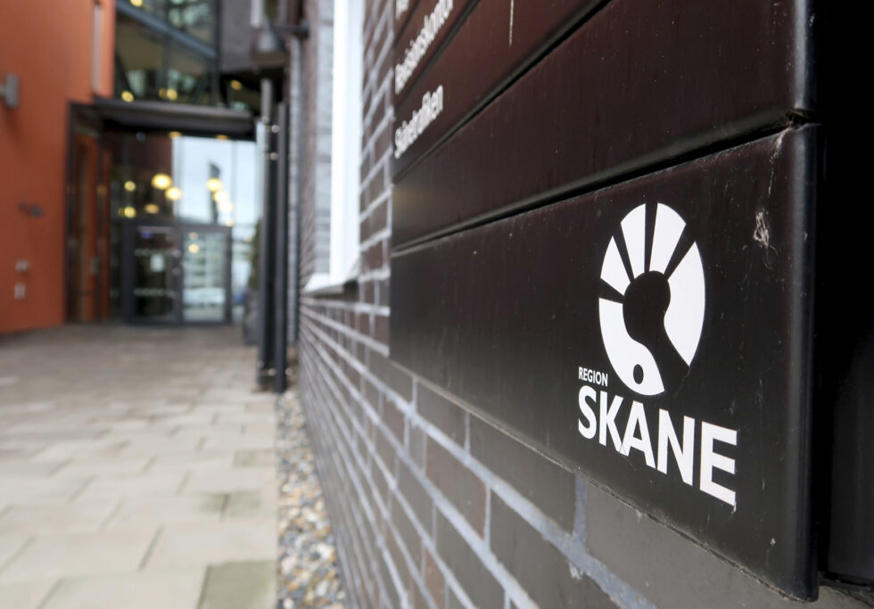 fotot visar en tegelvägg där det sitter en skylt med Region Skånes logga.