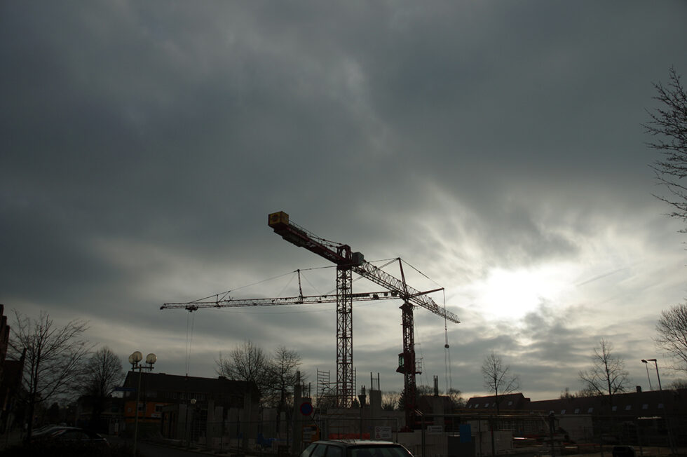 byggkranar mot mörk himmel