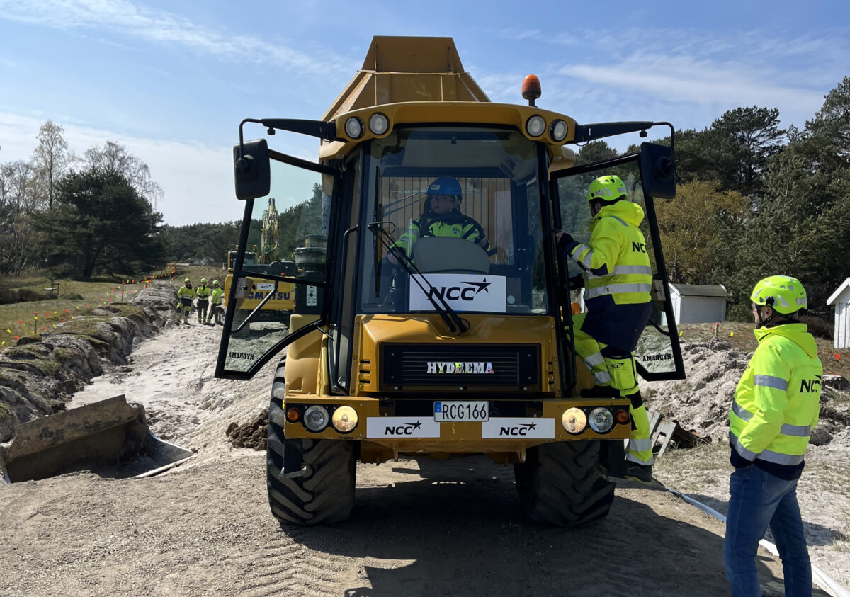 Kommunstyrelsens ordförande Carina Wutzler (M) rattade den dumpers som tippade första lasset. Foto: Vellinge kommun