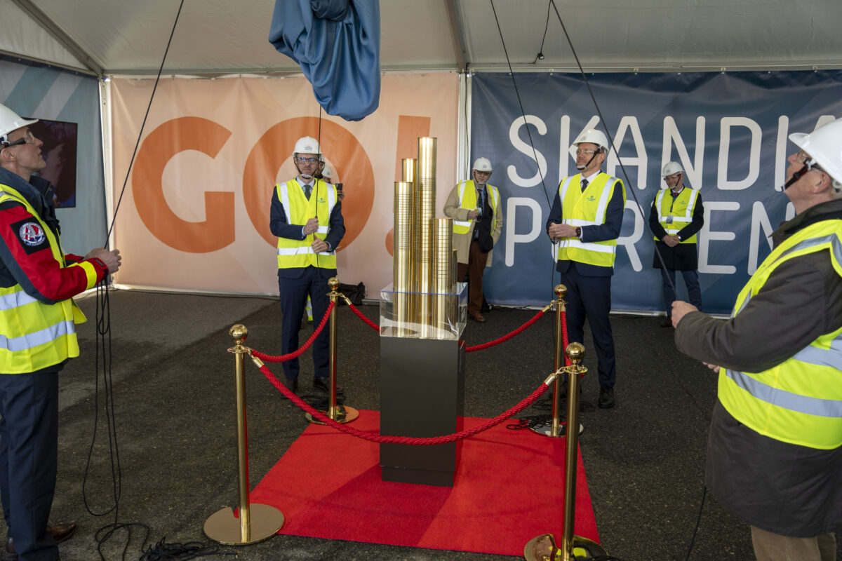 Vid avtäckningen skulpturen deltog infrastrukturminister Andreas Carlsson, Göteborg Hamns vd Göran Eriksson, Sjöfartsverkets tillförordnade generaldirektör Joel Smith, och kommunstyrelsens ordförande Jonas Attenius. Foto: Göteborgs Hamn