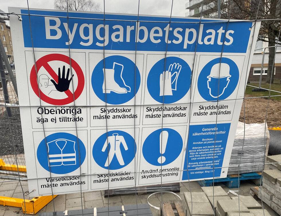 byggstängsel med skylt som bland annat säger att obehöriga äga ej tillsträde