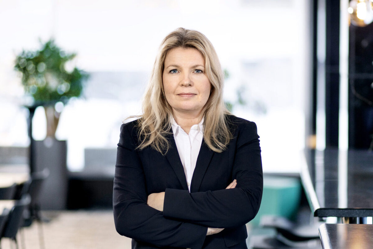 Elin Kebert, expert kompetensförsörjning, Byggföretagen, klädd i mörk kavaj och står med korsade armar