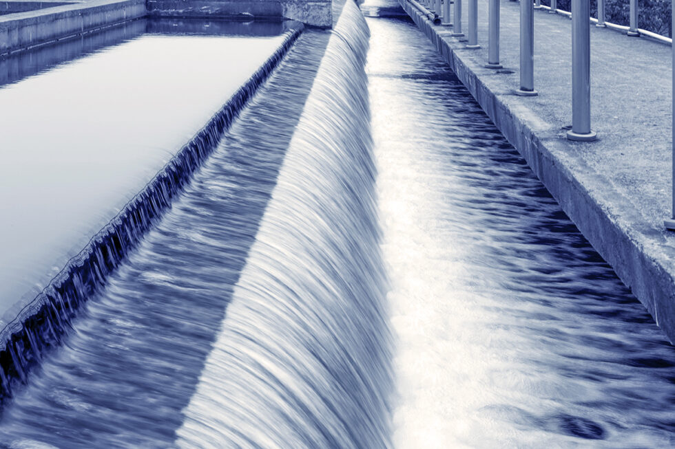 närbild på vatten i bassäng i ett vattenreningsverk