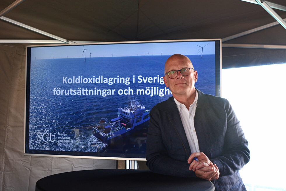Mikael Kullman, Mikael Kullman, projektledare CCS Slite, Heidelberg Materials Sweden, står på scenen på SGU:s semiarie under Almedalen.