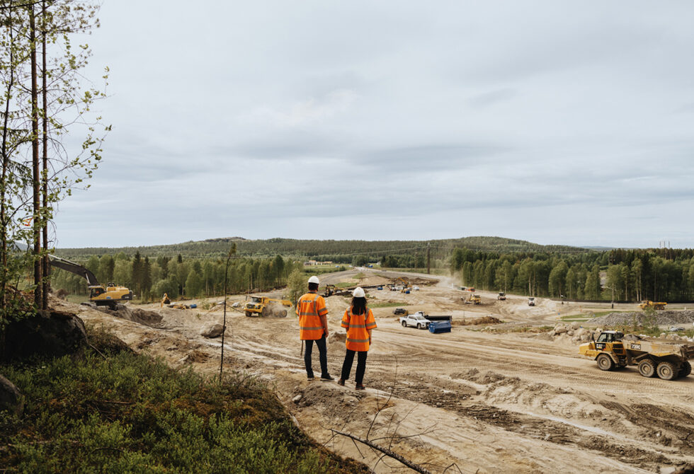 två varselklädda personer som står vid det som ska bli Boden industrial park