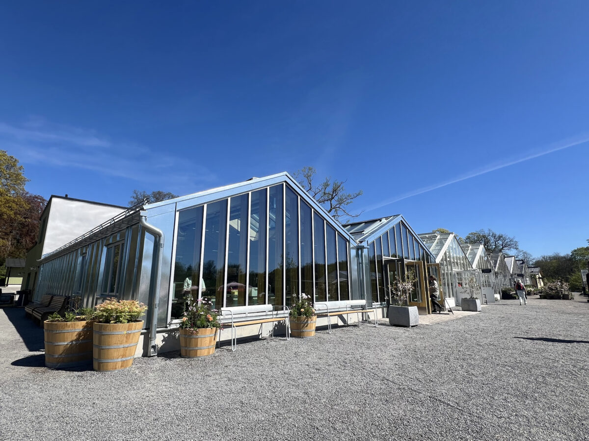de nya byggnaderna i Rosendals trädgård som ser ut som växthus