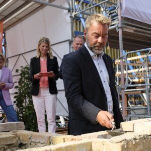 Första tegelstenen i nya stationsbyggnaden